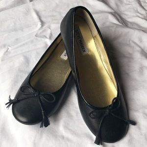 Steve Madden Black Leather flat w/tassel bow s7M